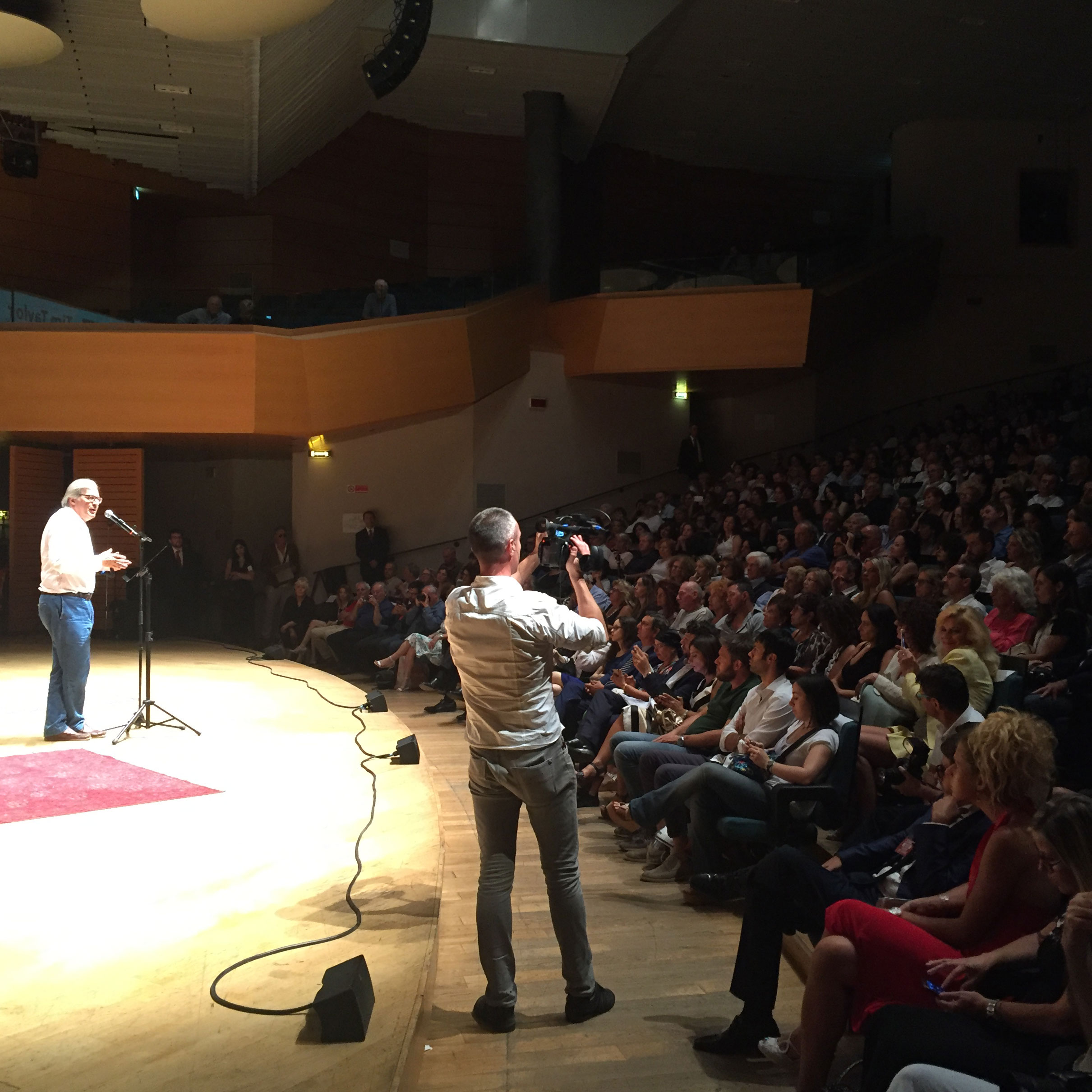 Intervento di Vittorio Sgarbi alla platea di artisti